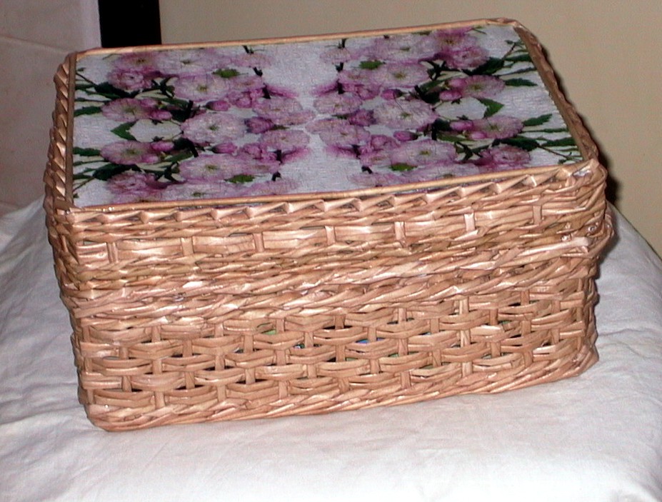 košík s růžovými květy