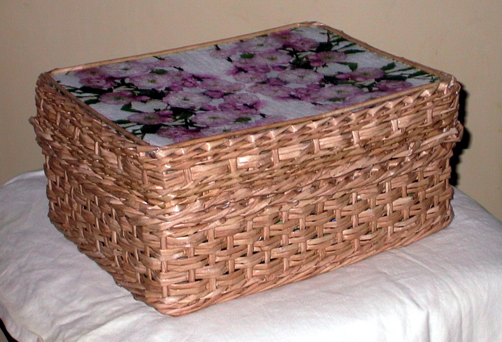 košík s růžovými květy1